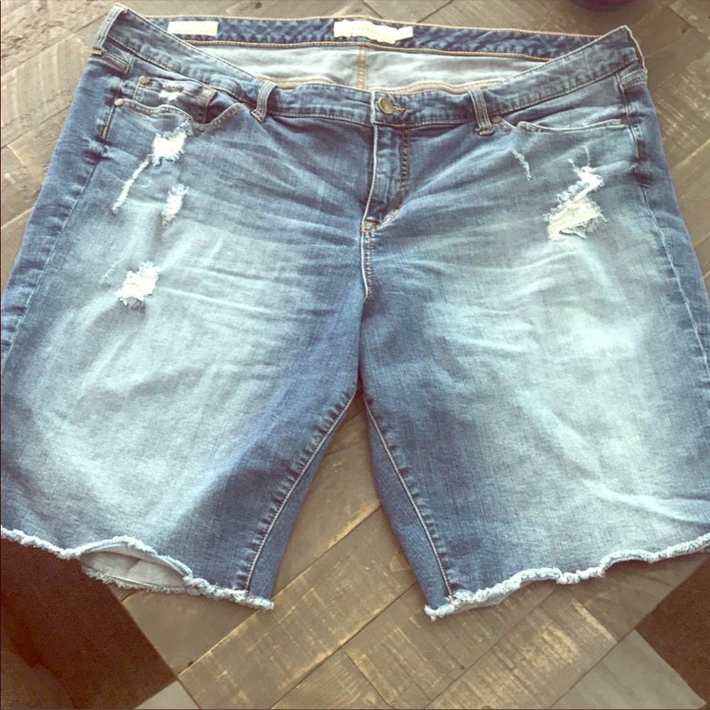 TORRID BERMUDA STYLE SHORTS SIZE 26 RAM HEM